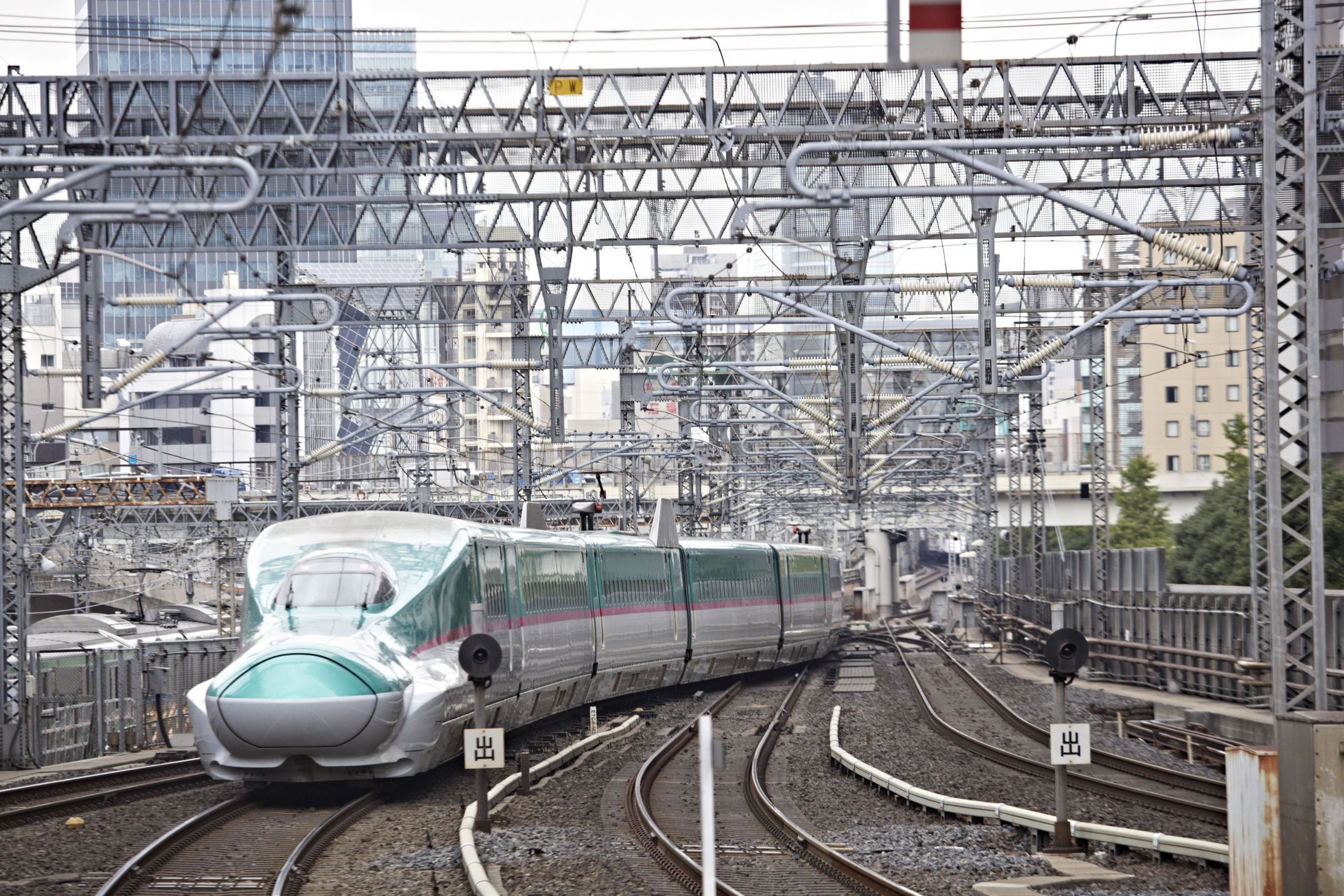 Shinkansen E5, entering Tokyo station